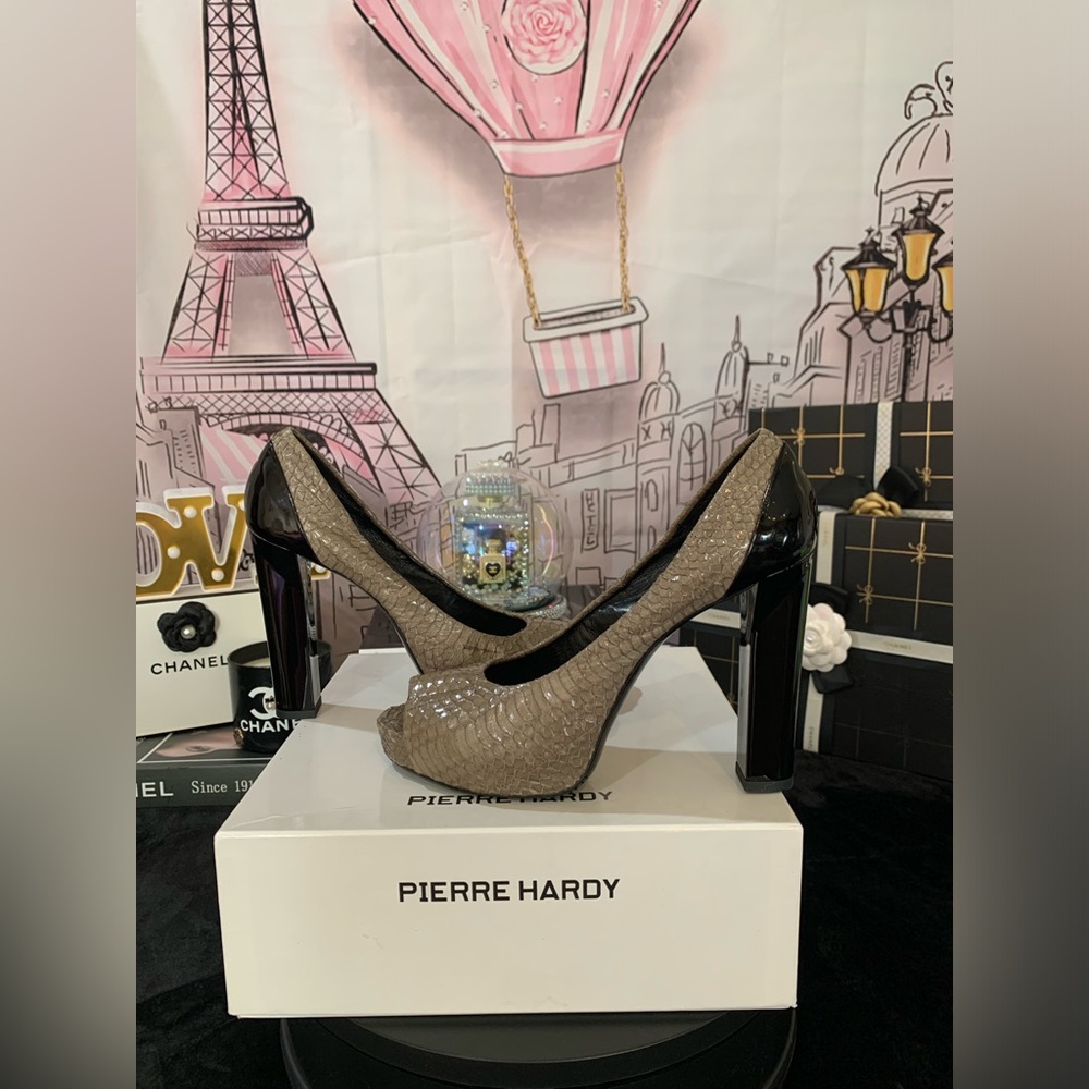 Good Use Condition 💓
Pierre Hardy
Women's Black and Tan Heels.